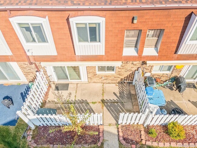 Building Photo - 15566 Dupage Blvd
