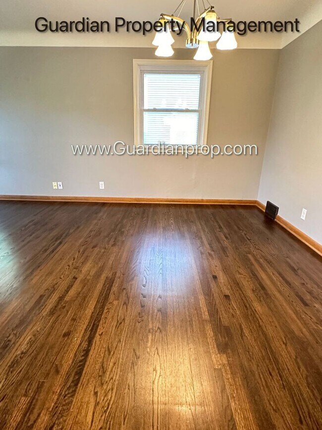Building Photo - Linden Hills Main Upper Level  Duplex, Fenced Yard, 1 Car Garage, Dishwasher, Storage, Laundry