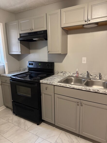 Kitchen - 6486 Raymond Dr