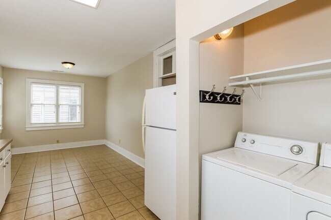 Building Photo - Modern 2-Bedroom Apartment in Historic Maz...