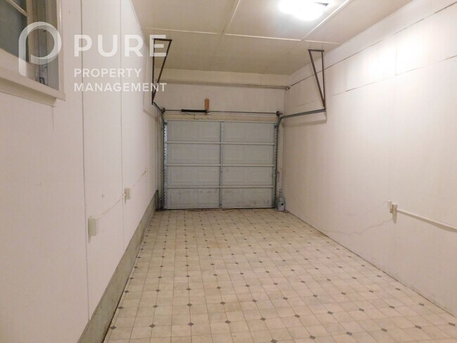 Building Photo - 117 22nd Ave NE