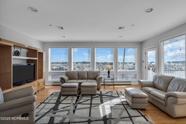 Building Photo - 913 N Ocean Ave