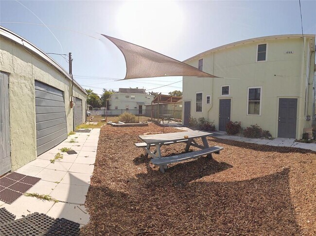 Building Photo - 1667 28th Ave N