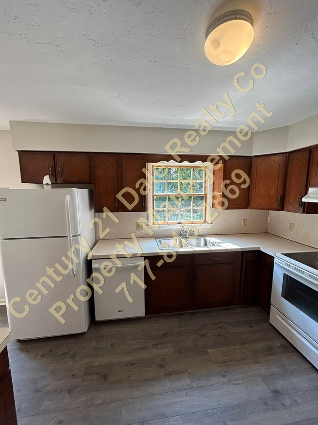 Building Photo - Gorgeous 4 Bedroom Home located in Northeastern School District with a 2 Car Garage