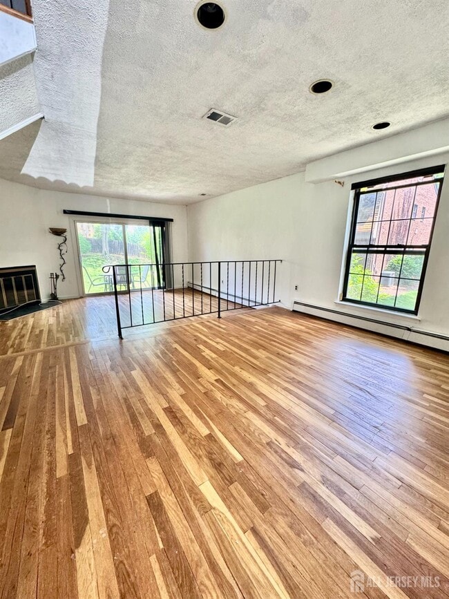 Building Photo - 323 Gill Ln