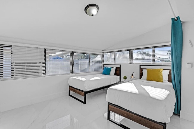 Building Photo - 17835 NE 6th Ave