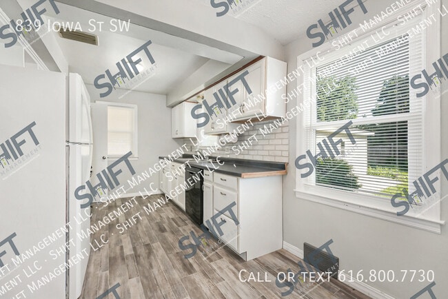 Building Photo - 839 Iowa St SW