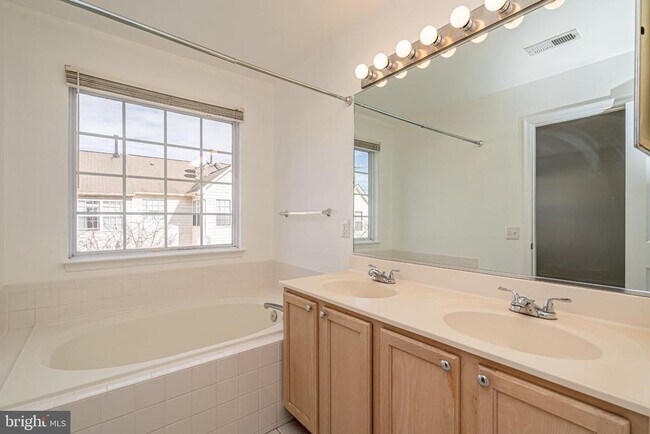 Building Photo - 2507 James Maury Dr
