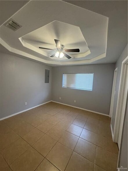 Building Photo - 914 W Denver St