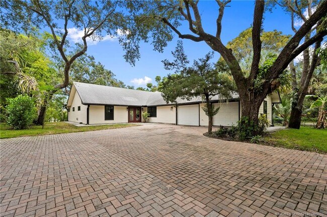 Building Photo - 659 SE St Lucie Blvd