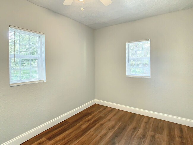 Building Photo - Charming Three bedroom one bath with huge backyard