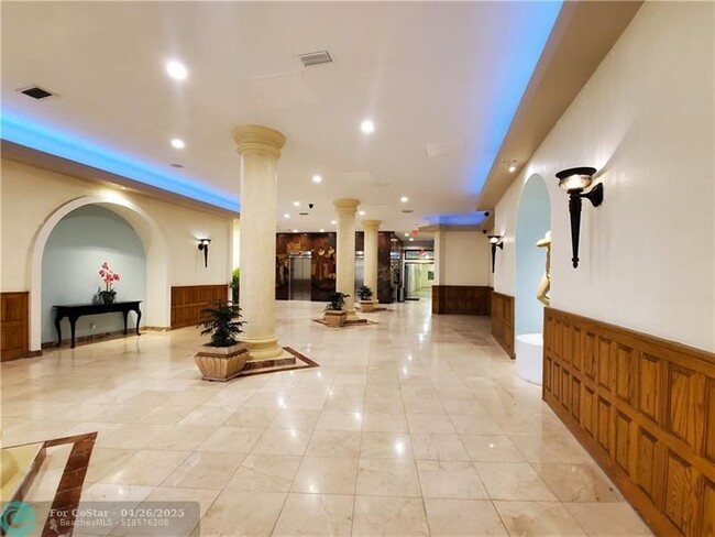 Building Photo - 3725 S Ocean Dr