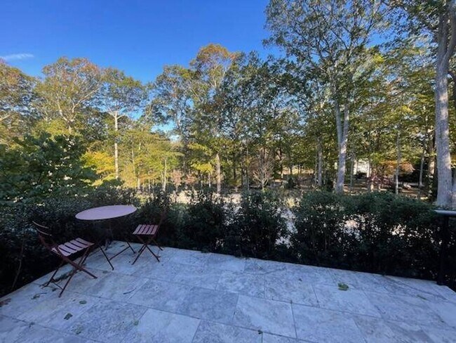 Building Photo - 9 Willow Pond Rd