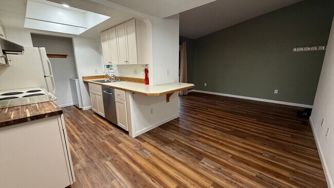 Building Photo - Well Maintained Top Floor 2 Bed/2 Bath Con...