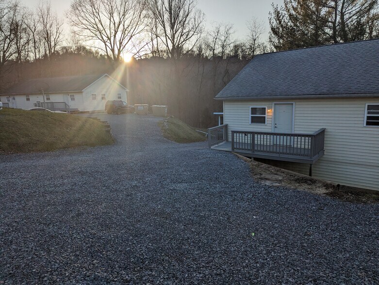 Building Photo - 652 Hillwood Dr