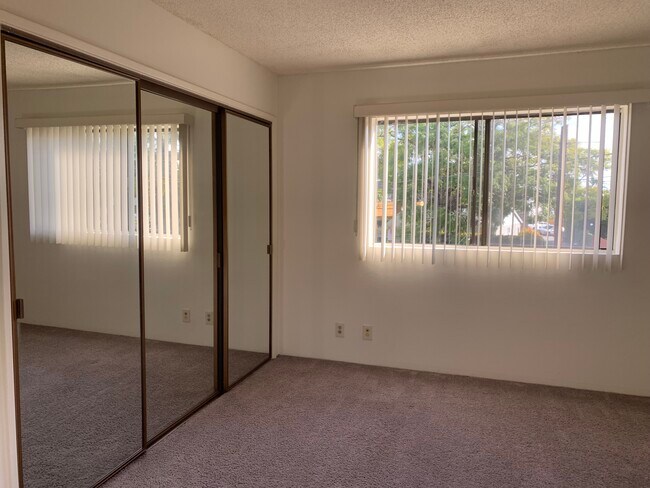 Building Photo - 2493 1/2 S Barrington Ave