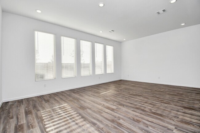 Building Photo - 5535 Holly Hvn Ct