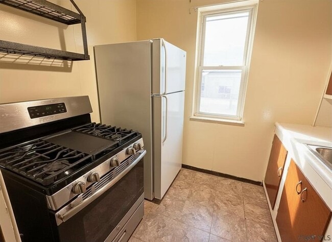 Building Photo - 131 Plainfield Ave