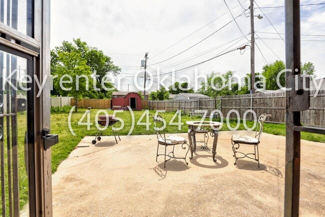 Building Photo - Massive 3BD/2BTH Home Minutes from the Highway.