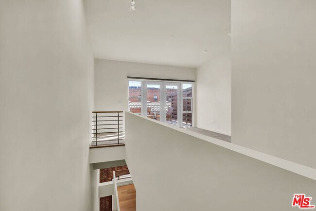 Building Photo - 940 E 2nd St