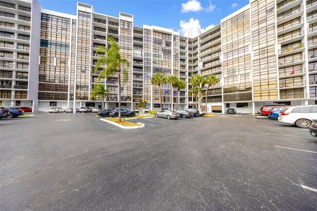 Building Photo - 600 Parkview Dr