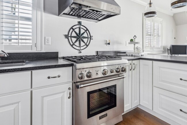 Building Photo - 25 Bay St