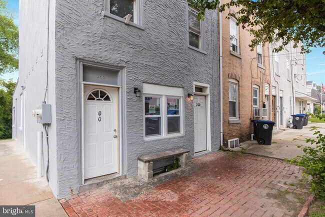 Building Photo - 200 Maple St