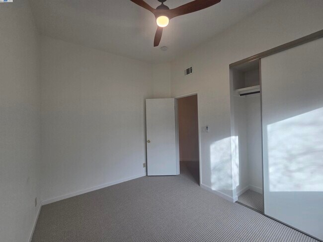 Building Photo - 6084 Vía de los Cerros