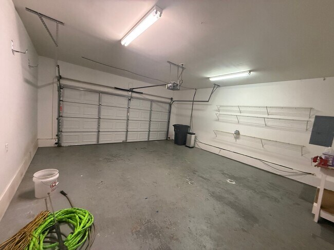 Building Photo - 4bd 3b off N Lee Hwy!