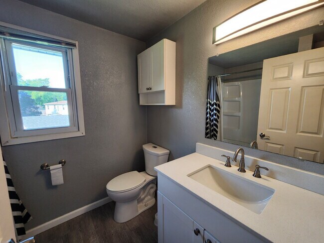 Building Photo - Updated 1 bedroom Upper - Kaukauna