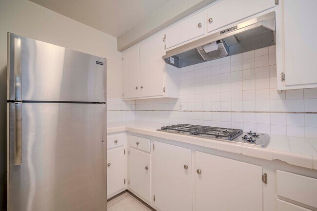 Building Photo - 679 Center St