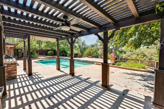 Building Photo - Perfect Entertaining Family Home with Larg...