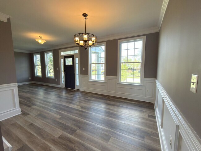 Building Photo - Spacious 4 Bed 3.5 Bath Home in Round Hill VA For Rent!