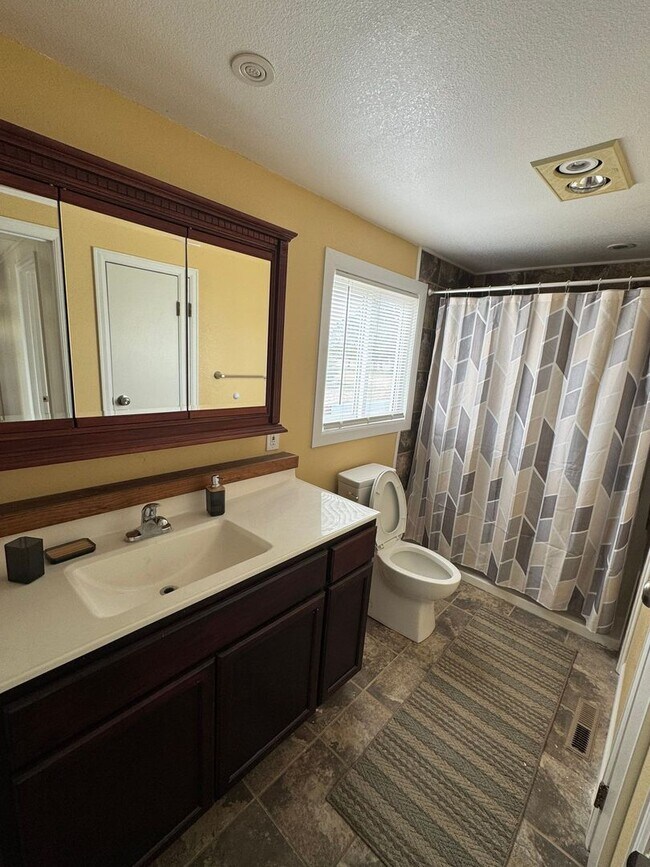 Building Photo - 4 Bedroom 2 Bath - Quiet country Property