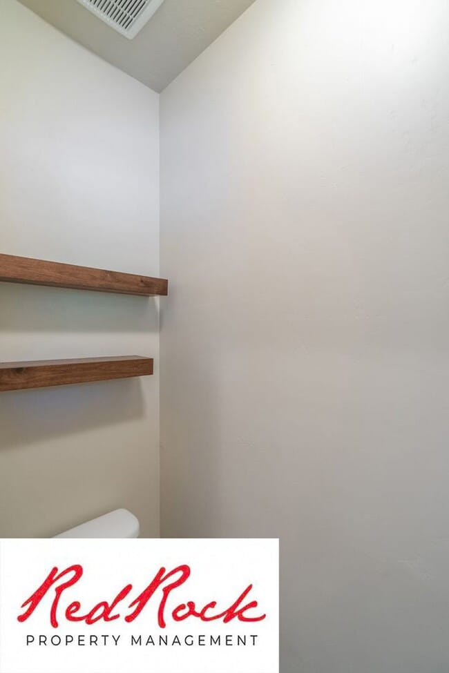 Building Photo - Lovely townhome with Community Pool!