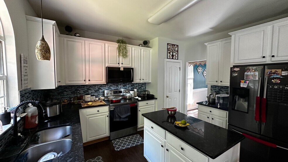 Building Photo - 8280 Chatham Oaks Dr