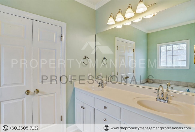 Building Photo - Cute, Comfortable and Convenient!