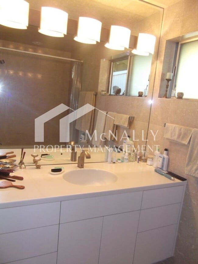 Building Photo - Beautiful 1 Bedroom Water View Condo