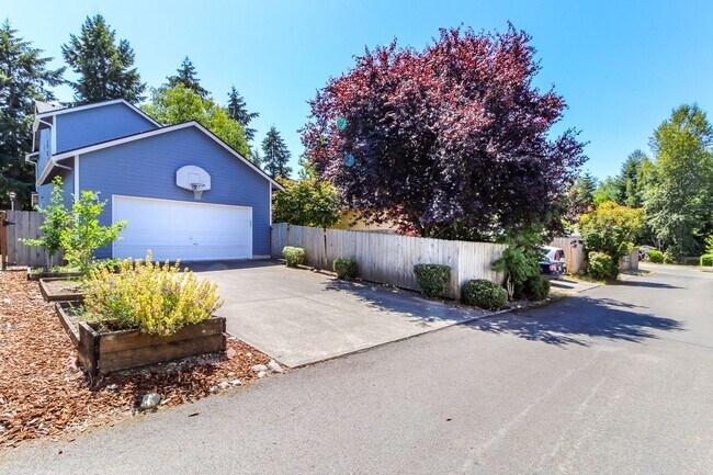 Building Photo - Charming 3-bedroom Craftsman Style DuPont ...