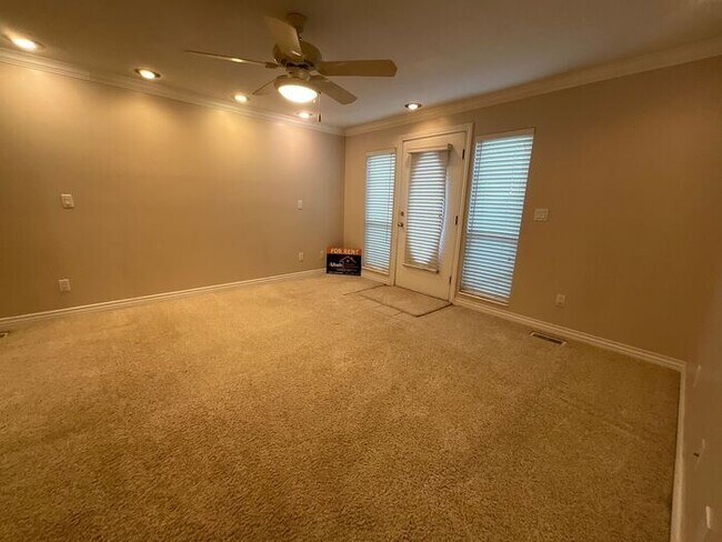 Building Photo - 3 bdrm 3 bath Home 2 car Garage 1.8 Acres Horse property. All Utilities included.