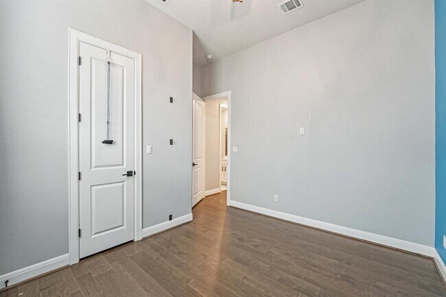 Building Photo - 197 Left Frk Dr