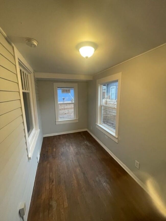 Building Photo - Adorable West Side Bungalow