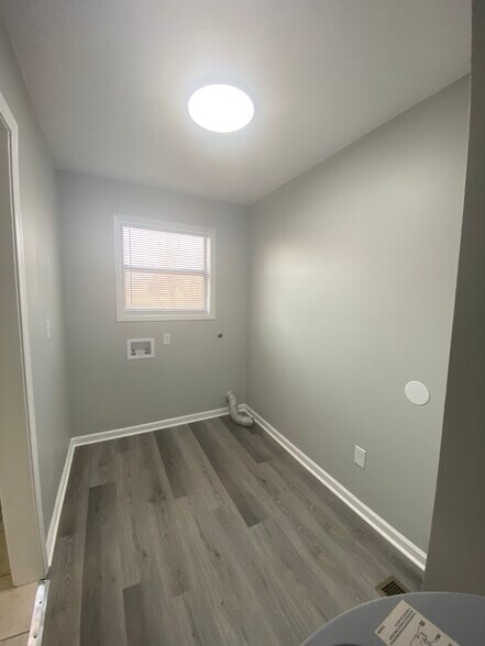 Building Photo - 213 Tara Dr