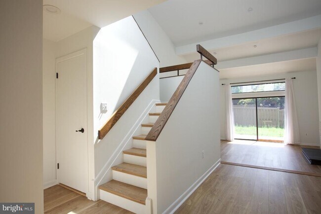 Building Photo - 5249 Strathmore Ave