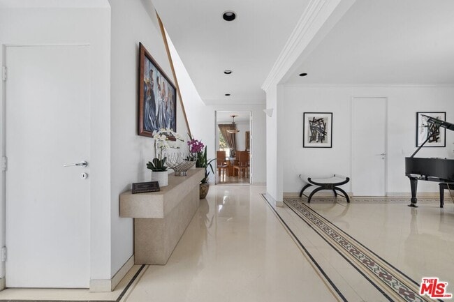 Building Photo - 910 N Crescent Dr