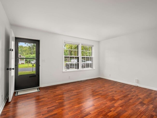 Building Photo - Awesome 2BE/1.5BA duplex in fantastic location in Nashville!