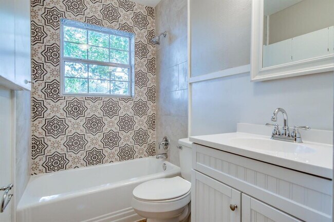 Building Photo - Move in specials available!