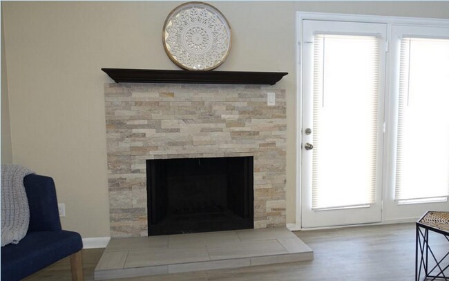 Building Photo - 667 E Clarion Dr