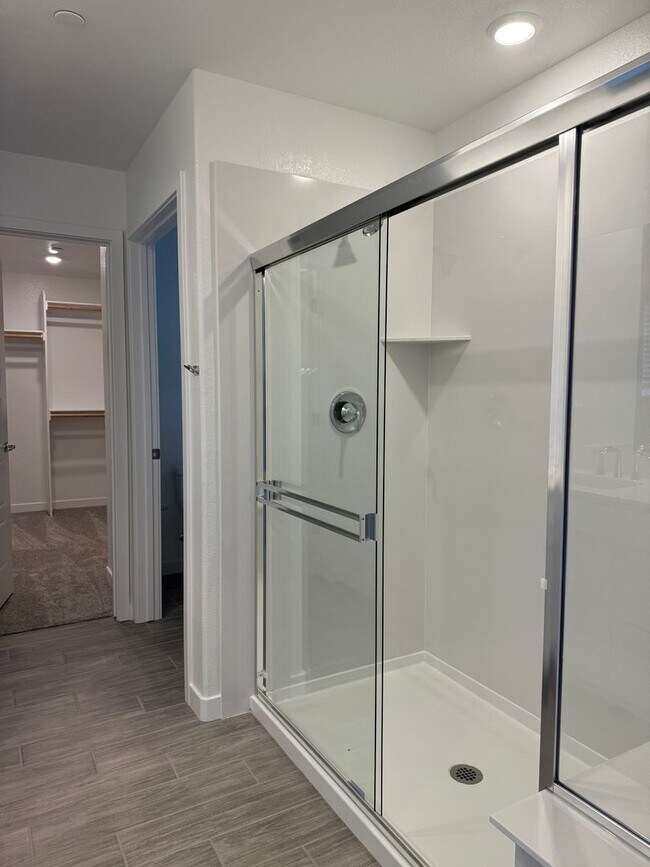 Building Photo - Beautiful 3 bed /2.5 bath Waiting For You!  SOLAR!!  Please read entire ad for viewings!