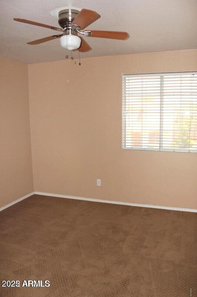 Building Photo - 1221 W Chicago St